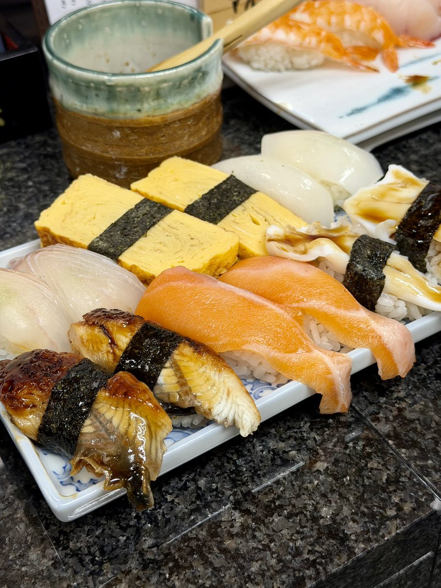 osaka_gourmet_'s tweet image. 大阪・難波にオープンした寿司酒場『なにわ寿し』さん。職人の握るお寿司がお手頃価格で楽しめます。20個以上のあさりが入った赤出汁など個性ある一品も充実。昼飲みできるのも嬉しい。