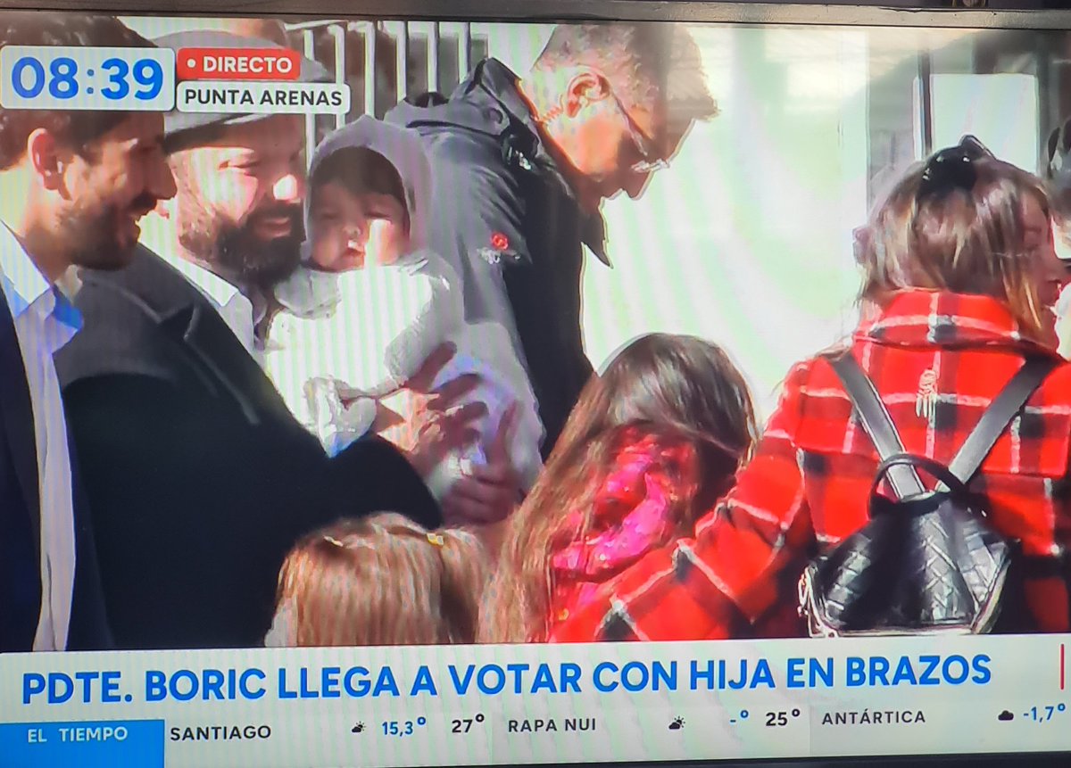 Pobre guagua... merluzo ql usando a la niña para generar una imagen de buen papito #Elecciones2025 #presidenciales2025