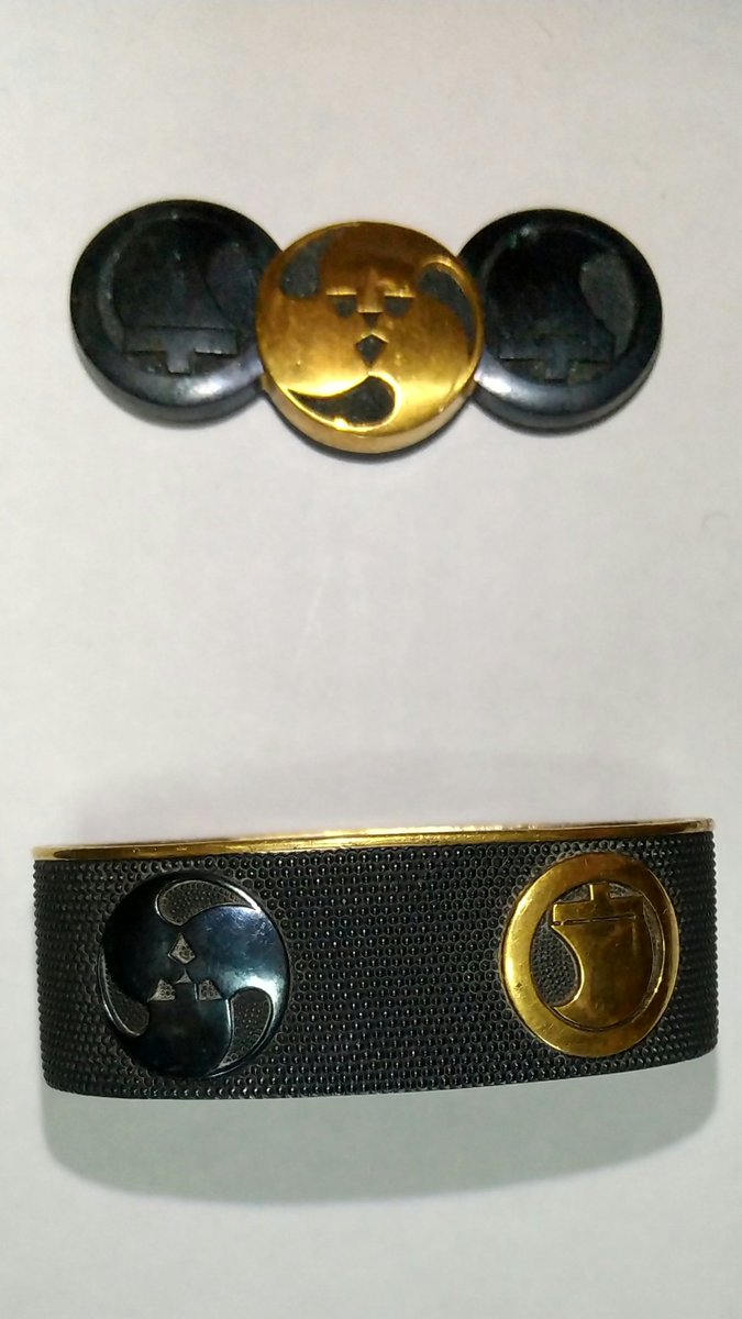 最近全然発信してなかったので、今更ながら今年の出品作を載せておきます。
常組糸の大小柄です。
帆掛け船の帆の家紋ですが、もう一方は帆が三つ巴紋の様に集まっており、一見すると鱗菱の様にも見えるのが面白いです。
拵に付いている鐔は写真の都合で、本来はもう少し綺麗な状態です。