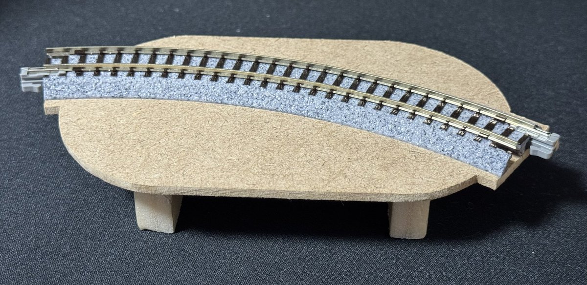 旅の振り返りの最後に、菊間町の東予モデラーズ展示会にて…

今まで車両工作オンリーだった私に、情景の世界へと誘う「課題教材」を フォロワーさんから頂戴しました

さて、どうする…❓