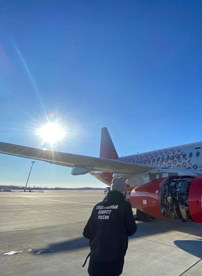 🤯 A Rossiya Airlines SSJ100 made an emergency landing in Khabarovsk after parts of its outer skin and engine panels broke off mid-flight.

🔗 united24media.com/latest-news/ru…