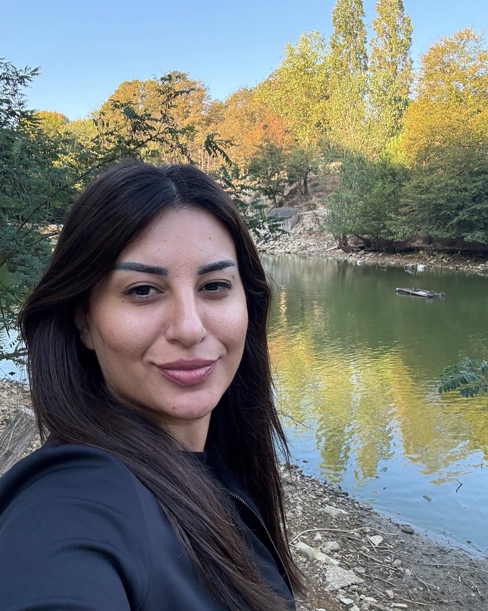 Bir varmış bir yokmuş diye başlayan masallar…
Annemizin dizine yaslanıp dinlediğimiz o güzel masallar…

Bir varmış bir yokmuş diye başlayan masallar,
Bir var olup bir olmayan vefalar,
Dostluklar,
Yalanlar…

Şöyle bir durup bakıyorsun yolun sonunda;
Az gitmişsin, uz gitmişsin,