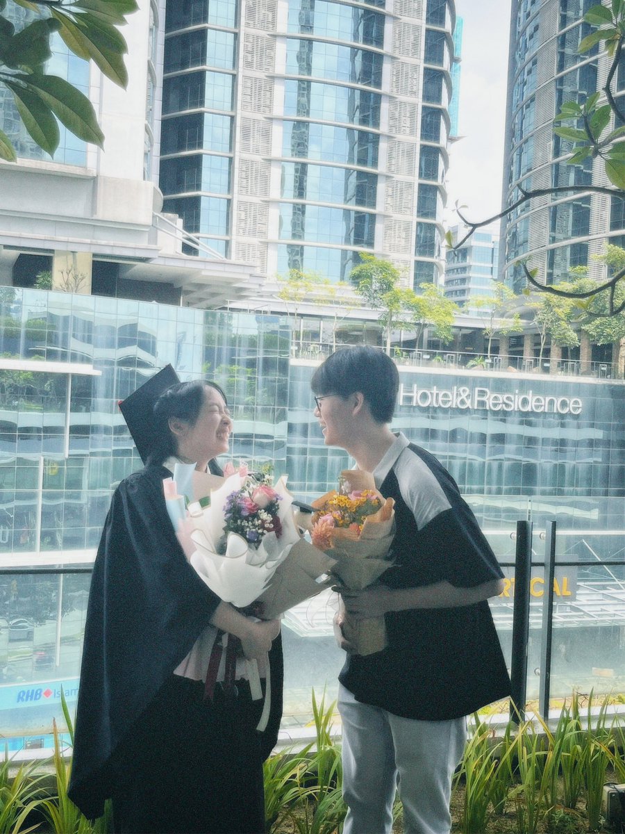 tyuyoistiny's tweet photo. happy grad to me 🎓🤍 https://t.co/Cm2jPOEaUU