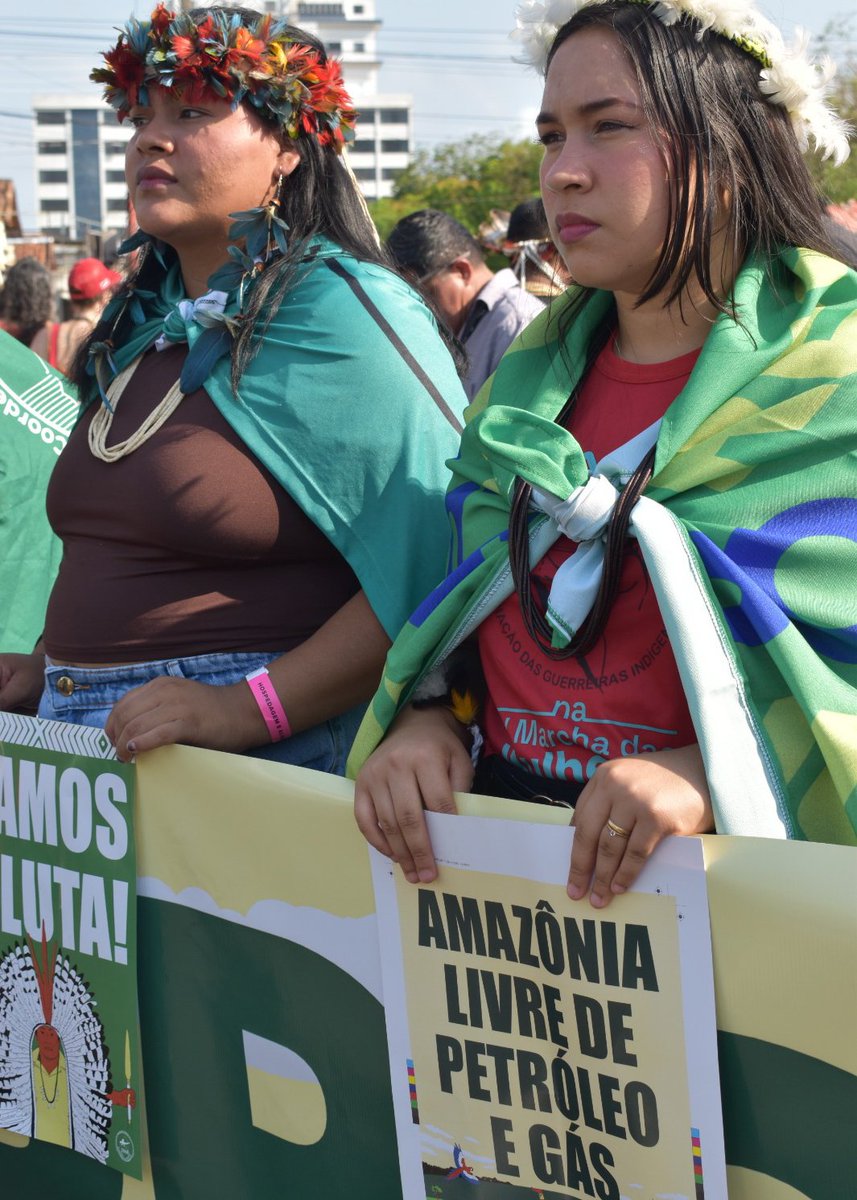 repam_amazonia's tweet image. A Marcha Global pelo Clima🌤️ reuniu milhares de ativistas, representantes de povos tradicionais e organizações da sociedade civil. O protesto pediu o fim dos combustíveis fósseis e denunciou projetos que agridem o meio ambiente🌳🏹
#COP30 #Povos #Indígenas #Pueblos