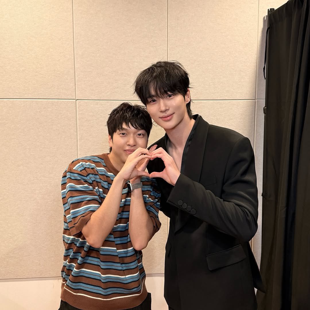 ウソクの隣にいると
ジェピルまで小さく見える🤣
ウソク、いったい身長何センチなの…
ジェピルだって一応178cmあるのにwww

#KGMA
#유재필 #변우석