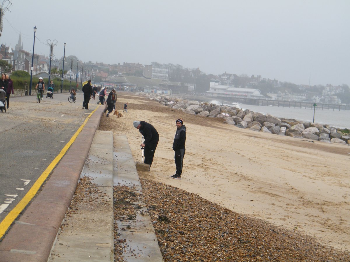 jonnyald's tweet image. down at Felixstowe beach #coinhunters #digger #walkers #lifesgreat #suffolk #coast