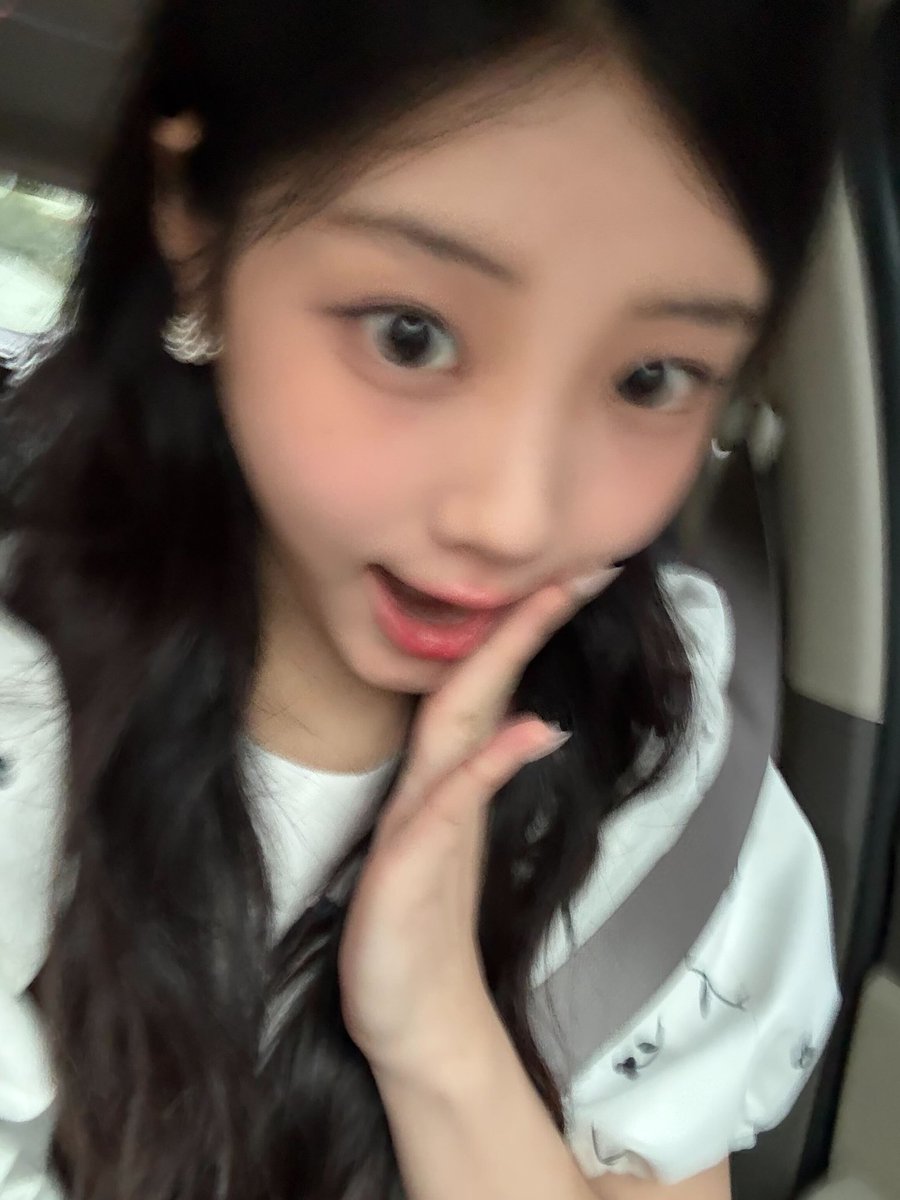 ILLIT_twt's tweet image. 롬앤 핑크오피스로 가는 중인 원희 😝💕

#WONHEE #원희 #ILLIT #아일릿