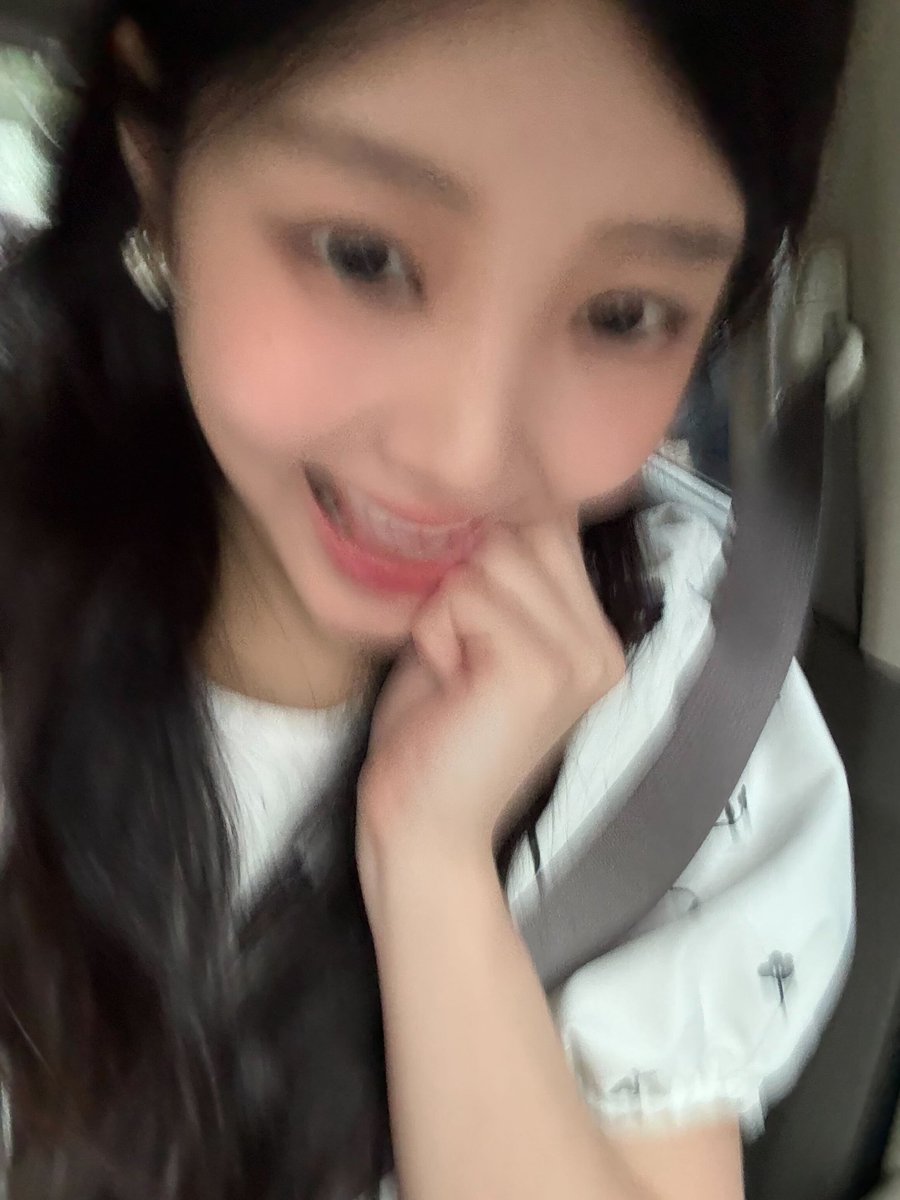 ILLIT_twt's tweet image. 롬앤 핑크오피스로 가는 중인 원희 😝💕

#WONHEE #원희 #ILLIT #아일릿