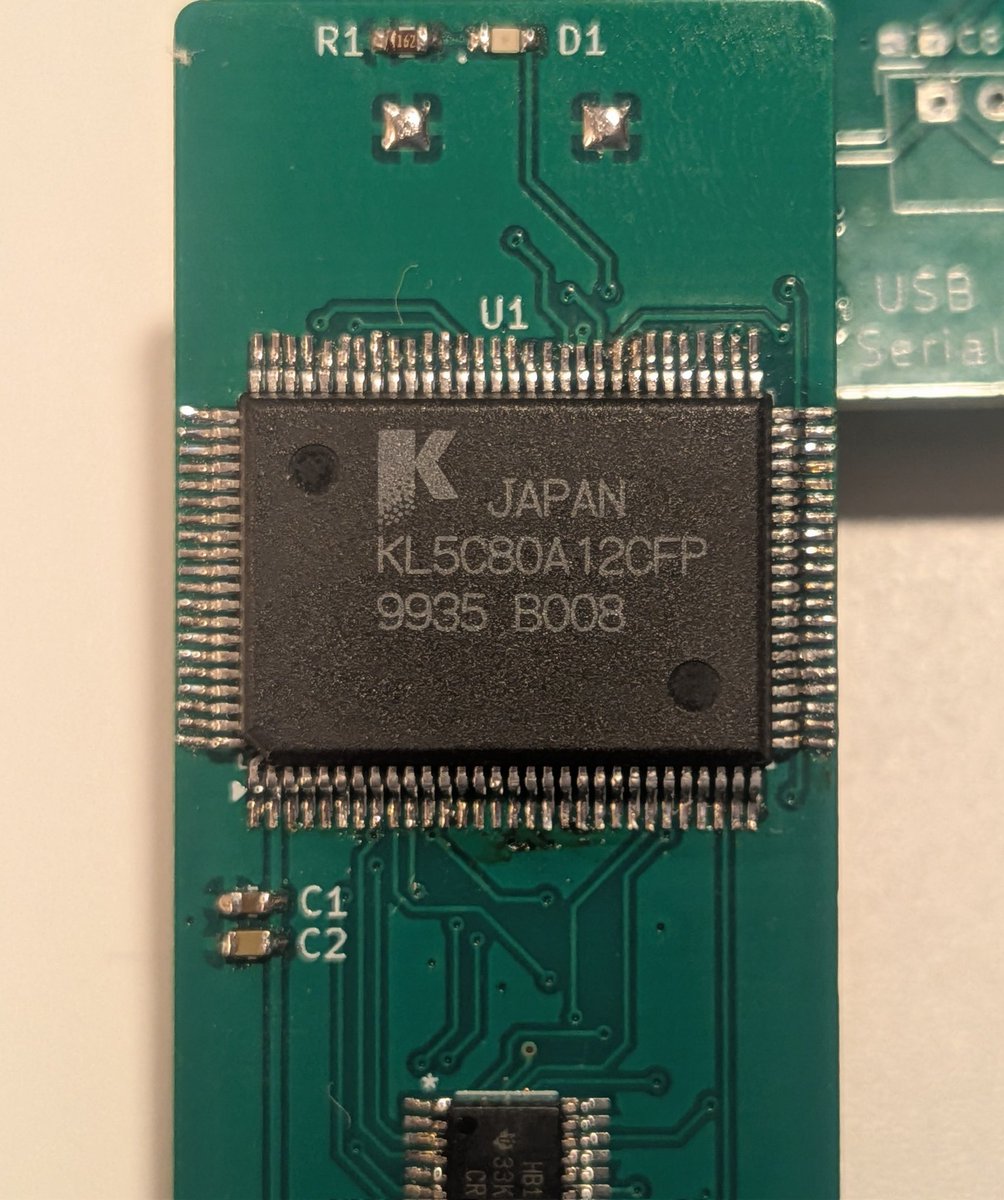 KL5C80始めました。KiCAD付属のQFP100より全方位0.4mmほど大きくて、パッドからはみ出た。コテで無理やり押さえ込んだので見た目悪いけど、全接続確認できたので、よし😅。