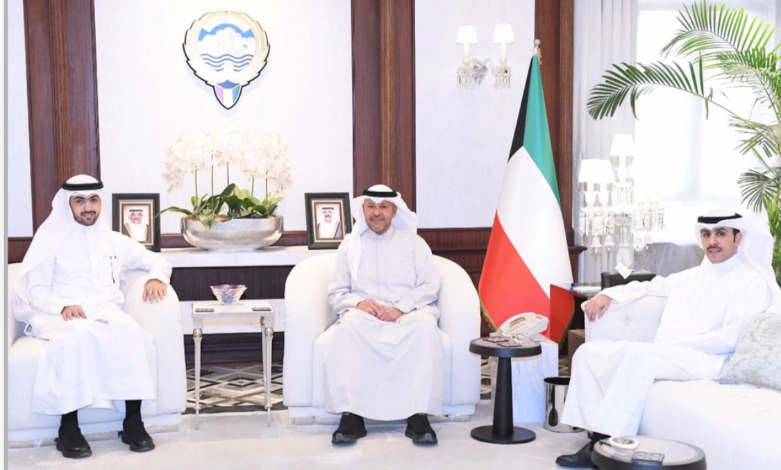 arabq8news's tweet image. #محافظ_الفروانية يبحث مع #المجلس_البلدي مسارات تطوير الخدمات وتعزيز الشراكة الميدانية