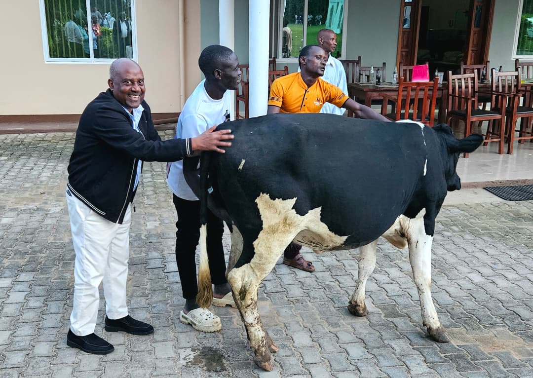 Emmanuel_Rotary's tweet image. I shared that the cow’s future offspring will be dedicated to raising funds for the Rotary Foundation, because it is through the Foundation that these families received this gift of life.
This is the power of Rotary: partnerships, compassion, and sustainable impact.
Together, we…