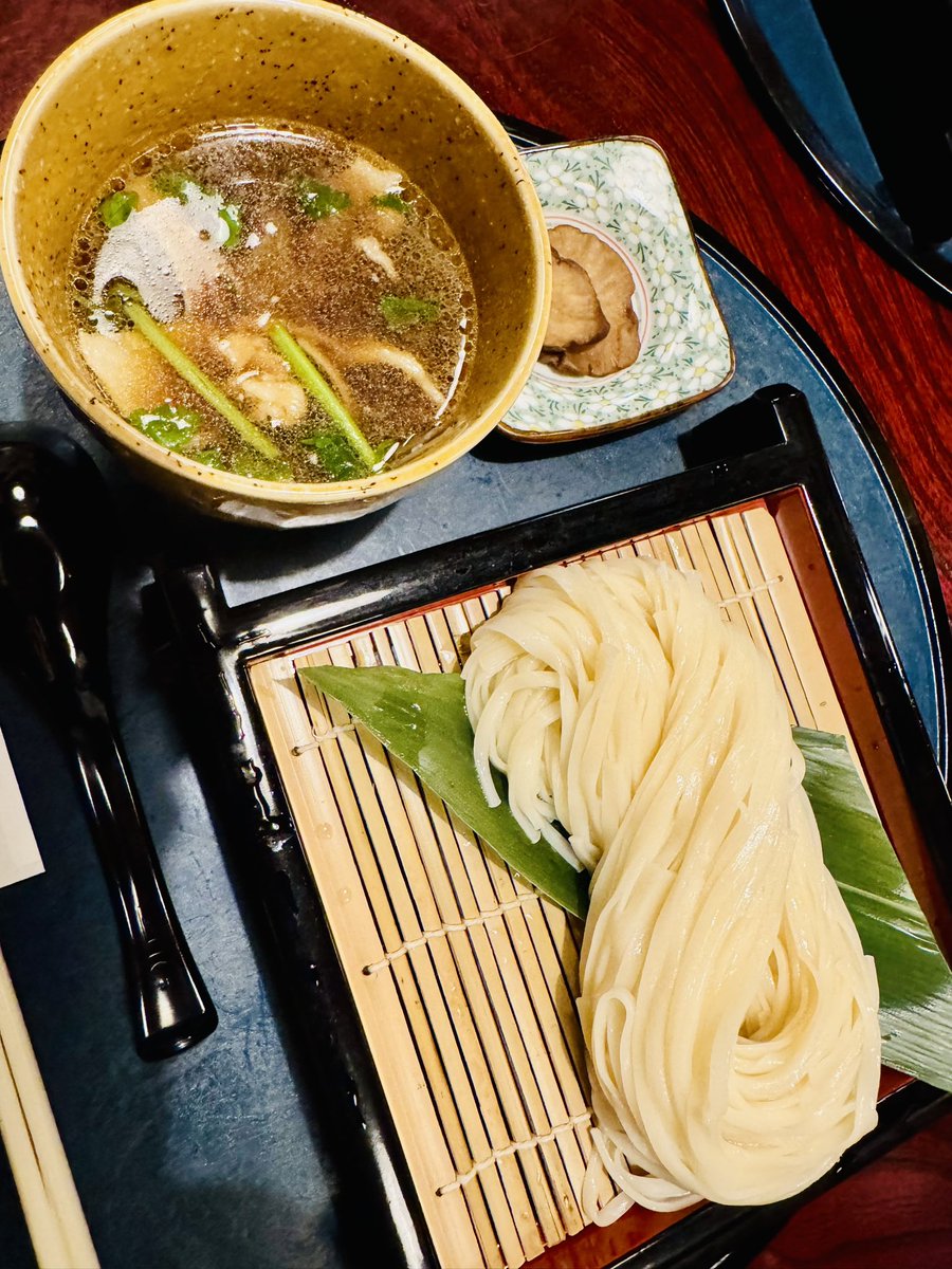 tsukajimuga's tweet image. 最後に
秋田空港
稲庭本舗明治佐助商店
比内地鶏稲庭つけ麺
すったげうんめぇ〜