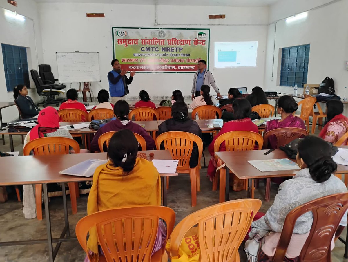VikramV05986686's tweet image. झारखण्ड के हजारीबाग जिले के कटकमसांडी में SHG दीदियों को UNICEF के माध्यम से डिजिटल उद्यमी बनने की दिशा में CSC की पूरी प्रशिक्षण सुविधा दी जा रही है। यह पहल महिलाओं को तकनीकी रूप से सशक्त बनाने की ओर एक महत्वपूर्ण कदम है। 💻🌐 #DigitalIndia #CSC #UNICEF #WomenEmpowerment #SHG