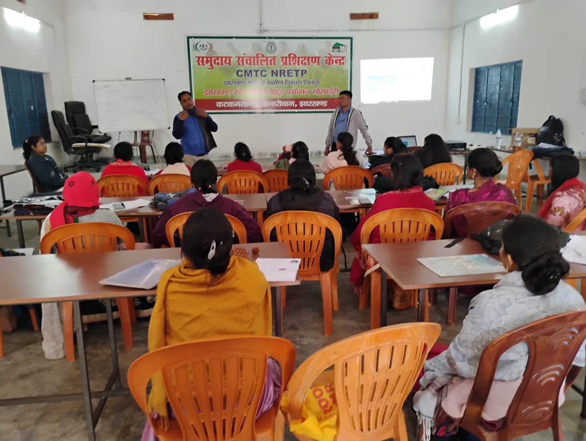 VikramV05986686's tweet image. झारखण्ड के हजारीबाग जिले के कटकमसांडी में SHG दीदियों को UNICEF के माध्यम से डिजिटल उद्यमी बनने की दिशा में CSC की पूरी प्रशिक्षण सुविधा दी जा रही है। यह पहल महिलाओं को तकनीकी रूप से सशक्त बनाने की ओर एक महत्वपूर्ण कदम है। 💻🌐 #DigitalIndia #CSC #UNICEF #WomenEmpowerment #SHG