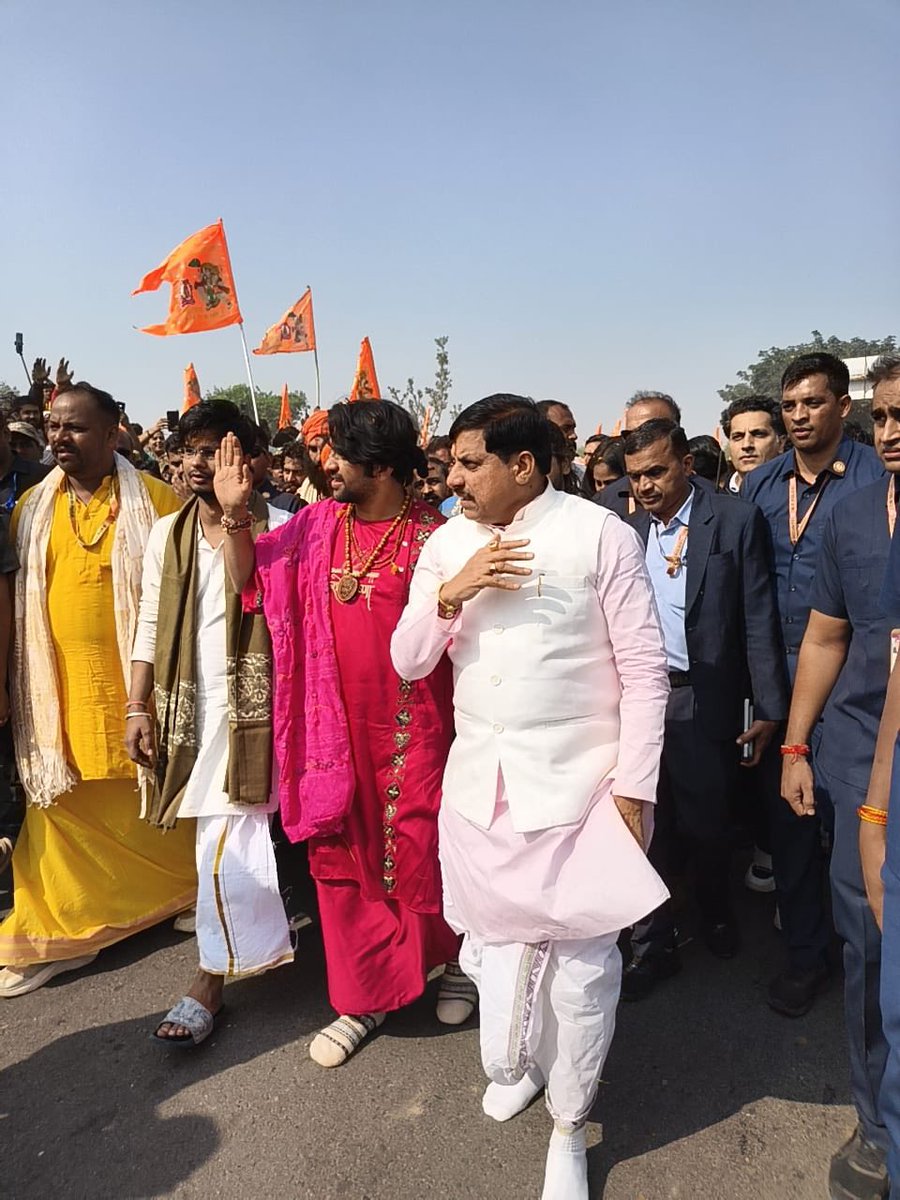 bageshwardham's tweet image. मध्यप्रदेश के मुख्यमंत्री डॉक्टर मोहन यादव जी सनातन हिंदू एकता पदयात्रा में शामिल हुए…वृंदावन में यात्रा प्रवेश होते ही सीएम शामिल हुए…
#bageshwardhamsarkar #sanatanhinduektapadyatra #DrMohanYadav #bhagwa #delhitovrindavan #chiefminister #sanatanpadyatra #bageshwardham