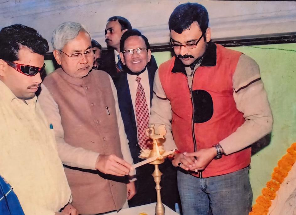 Amreshbst's tweet photo. "बिहार में बहार  है नितेशे  कुमार है" -हृदय से शुभकामनाएं नीतीश जी 💖💐
 यह चित्र लगभग 15 वर्�� पुराना है पर  प्रासंगिक आज भी ,👍  #NitishKumar,#Bihar
 * पहला और अकाट्य  सत्य "नीतीश कुमार के नेतृत्व पर महिलाओं और बिहारियो  का भरोसा"-  
*दूसरा  बिहार की राजनीति में जातीय समीकरण- https://t.co/nkaCWKOVVR