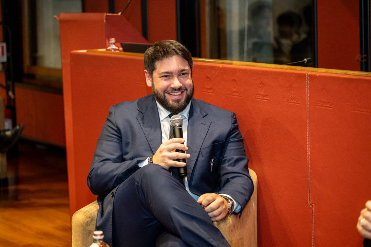 BFioravanzi's tweet photo. Grade successo per “Parole in gioco. La comunicazione tra generazioni nel calcio e sui social media” che ha registrato il tutto esaurito, con oltre 250 persone presenti per ascoltare @DiMarzio , protagonista assoluto di un talk sportivo che rimarrà negli annali trevigiani https://t.co/isj9hUCmxC