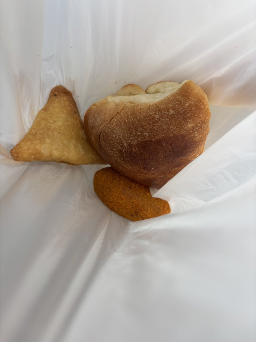 numaboy_curry's tweet image. アイマンベーカリー＆レストランへ
パラータのセットが500円、すごい満足感

キンブラバニス、マールパン、チキンサモサ、チキンカトゥレットなども購入