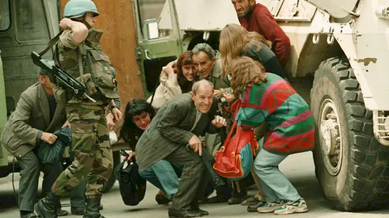 RED92cadadiamas's tweet photo. 🇮🇹😱🔫#MundoRed92 | #Italia | #Sarajevo | #Horror | #Ataque | #Turistas | #Acusaciones

Italia investiga acusaciones de que turistas habrían pagado para disparar a civiles en Sarajevo durante la guerra de Bosnia

https://t.co/ZffgLWCL9S https://t.co/KRGE5Dw4MU