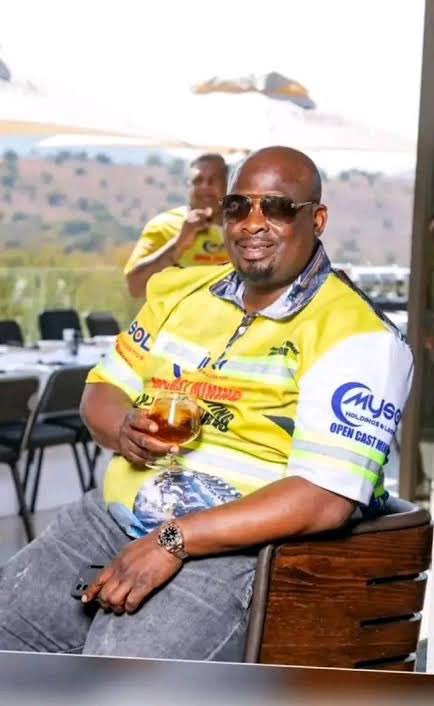 Lisathe_first's tweet photo. Married Solomon Madibela AKA MySol was at Paris with Nadia Nakai a Zimbabwean Celebrity. 

Solomon Madibela education started in Zimbabwe, reports are that he also did tertiary in South Africa later but not clear which institution.

All the South African information is unverifiable. All his wealth started in Mining sector in 2018. 

Gwede Mantashe can explain a lot more about the Guru.