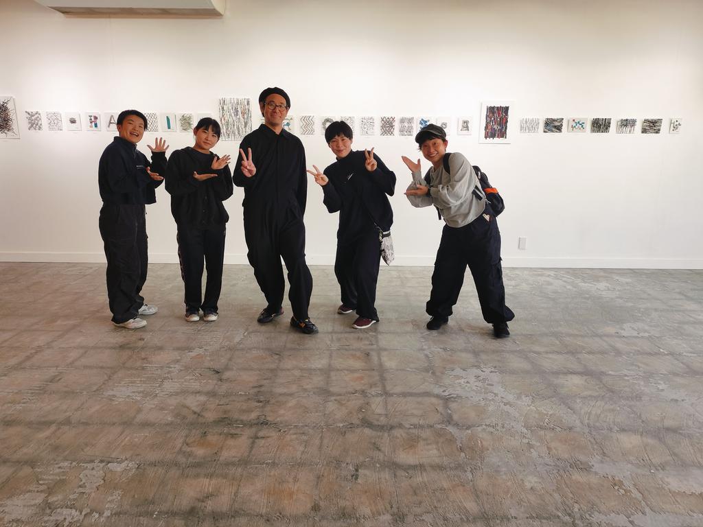 gekidan_tanpopo's tweet photo. 「遠州ええじゃないか祭り」でお世話になった Motomitsu Maehara さんの個展を劇団員で観に行きました。穏やかで たおやかな、心が静かに揺れ動く感覚が心地よい空間でした。目でも耳でも楽しめる展示です。

掛川市にあるTHE DRAMAというギャラリーで11月23日までやっているそうです。入場無料です https://t.co/zgyCXk3cKK