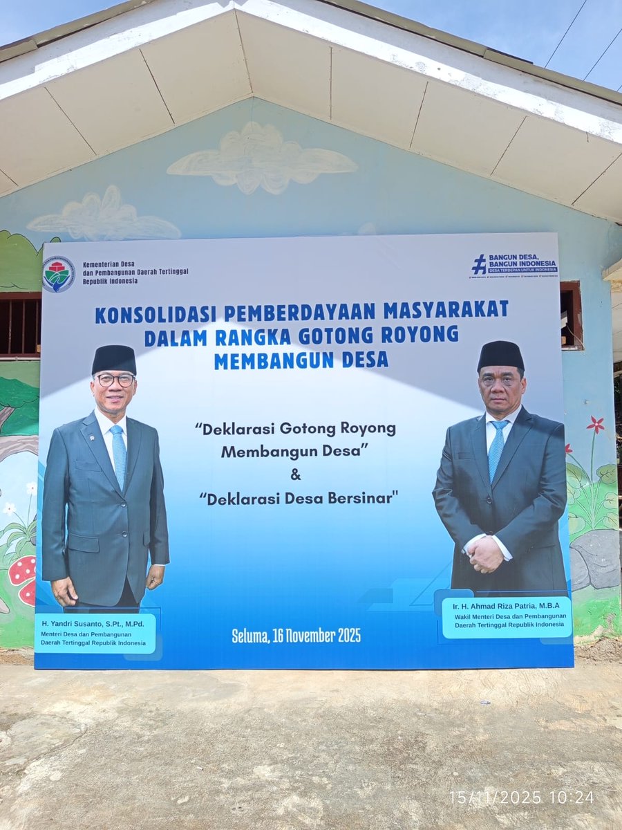Menteri Desa dan pembangunan daerah tertinggal Bpk.Yandri Susanto, menghadiri acara deklarasi desa bersinar (bersih dari narkoba) dan desa gotong royong dibengkulu
#DesaBersihDariNarkotika
#TerimaKasihYandriSusanto
#SelamatkanDesaDariNarkotika
<a href="/prabowo/">Prabowo Subianto</a>
<a href="/YandriSusanto/">Yandri Susanto</a>
<a href="/ArizaPatria/">Ariza Patria</a>