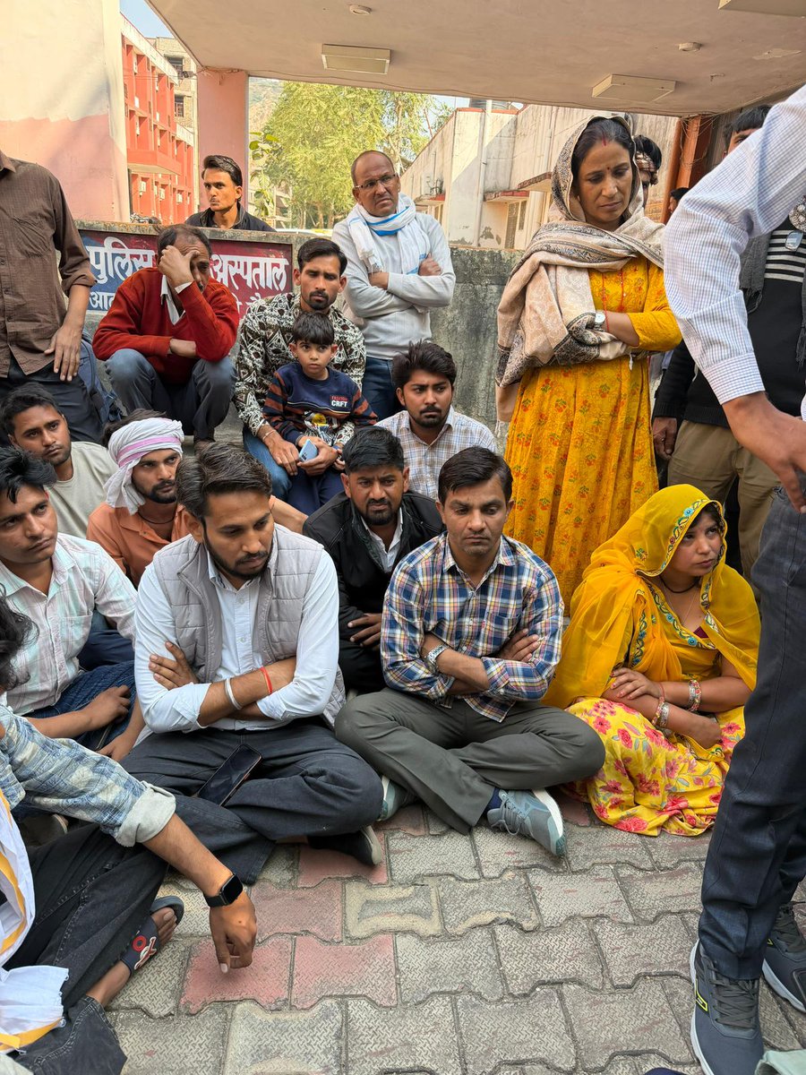 sheeshramINC_'s tweet photo. थानागाजी निवासी बहिन मनीषा का किडनैप बलात्कार और मर्डर के बाद दौसा गवर्मेंट हॉस्पिटल में परिवारजनो के साथ धरने पे न्याय के लिए @manojmeena @RajCMO https://t.co/SfRIoDERJZ