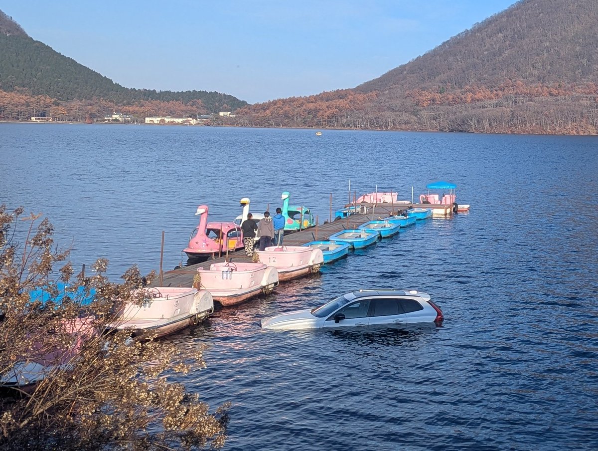 静かな湖 8割の人は景色に目がいって湖にボルボが浮かんでいることに気づかない