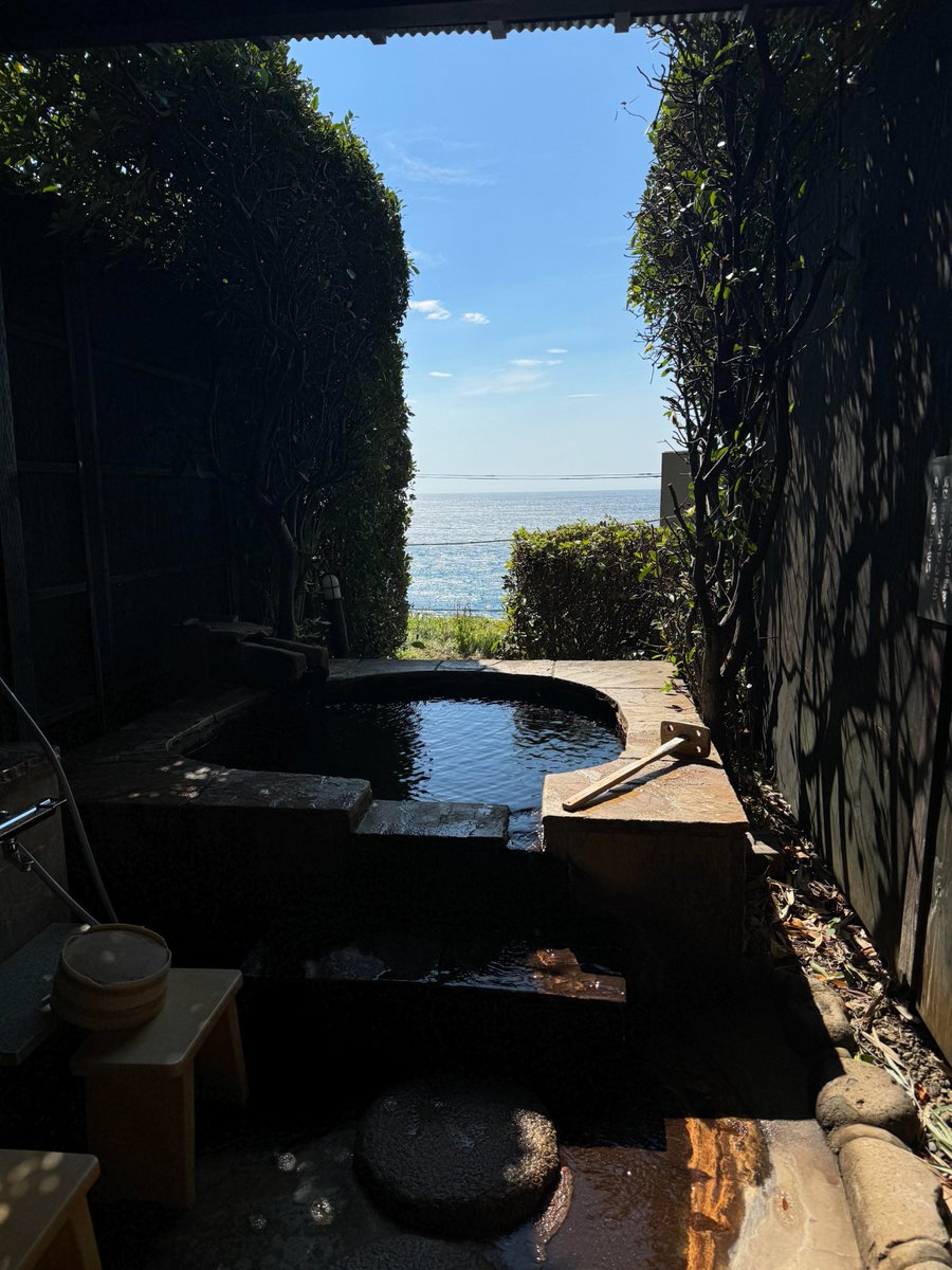 Lena5S4's tweet photo. 海に面した温泉ホテル、窓を開ければ果てしない海の景色。温泉の湯気の中、海風が頬を撫で、時の流れが波間にゆっくりと感じられる。 https://t.co/GG8EJ2JboO