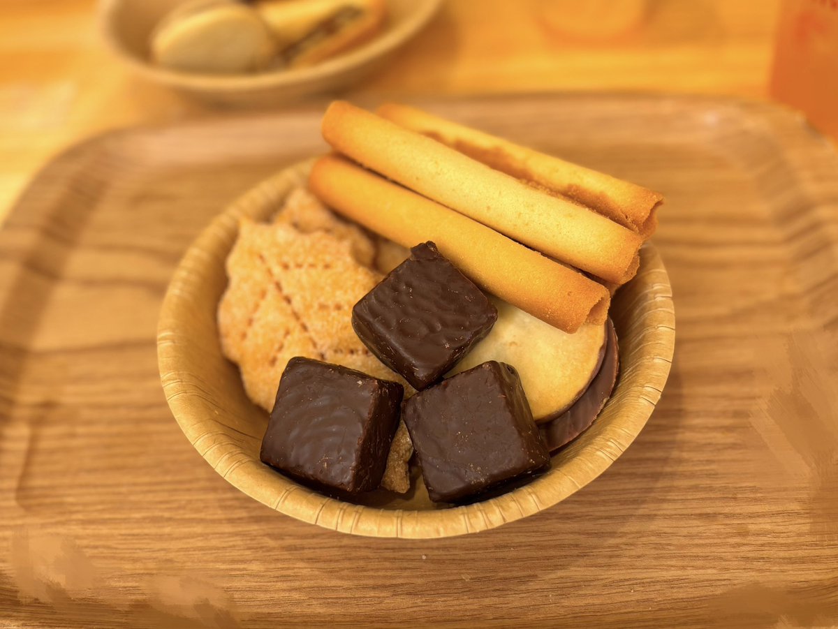 dokaUni's tweet photo. クッキー食べ放題しっとりサクサククオリティ高すぎるし種類豊富で1時間660円天才すぎる🍪リーフパイとラングロール無限に食べてた🫶 https://t.co/lURwj2bB8W