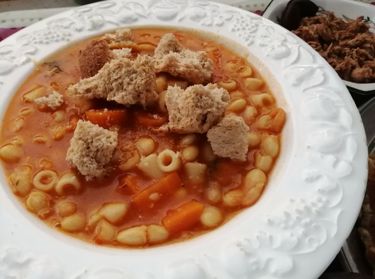 FrostieMoss's tweet image. Today, I am sharing my father's 'fasolada' recipe (bean soup) with pasta tubes. Greek comfort food at its best! effrosinimoss.wordpress.com/2025/02/27/fas… #GreekLife #greekfood #recipes