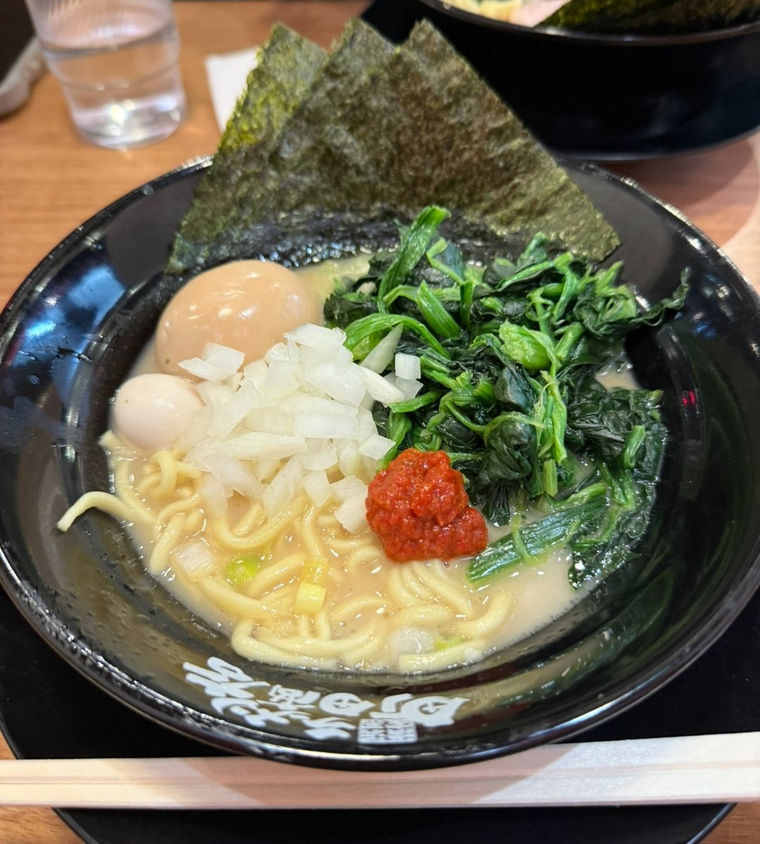 jmicn's tweet photo. 今回の帰省は、ほぼ毎日のように家系ラーメン(一度だけつけめん)に行けてもう幸せだった。家系スープの素を大量買いしたので、ドイツでも作ってみよう。 https://t.co/aI9QDsSuT6
