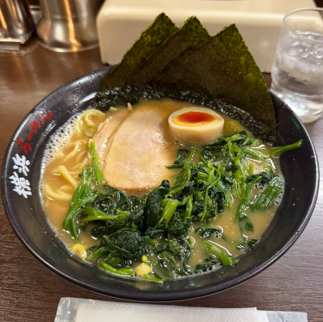jmicn's tweet photo. 今回の帰省は、ほぼ毎日のように家系ラーメン(一度だけつけめん)に行けてもう幸せだった。家系スープの素を大量買いしたので、ドイツでも作ってみよう。 https://t.co/aI9QDsSuT6