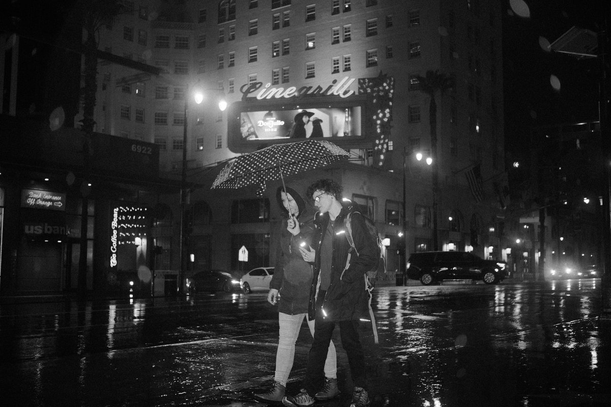 loganlosang's tweet photo. Rain didn’t stop people from walking Hollywood Blvd tonight https://t.co/OmyllYannm