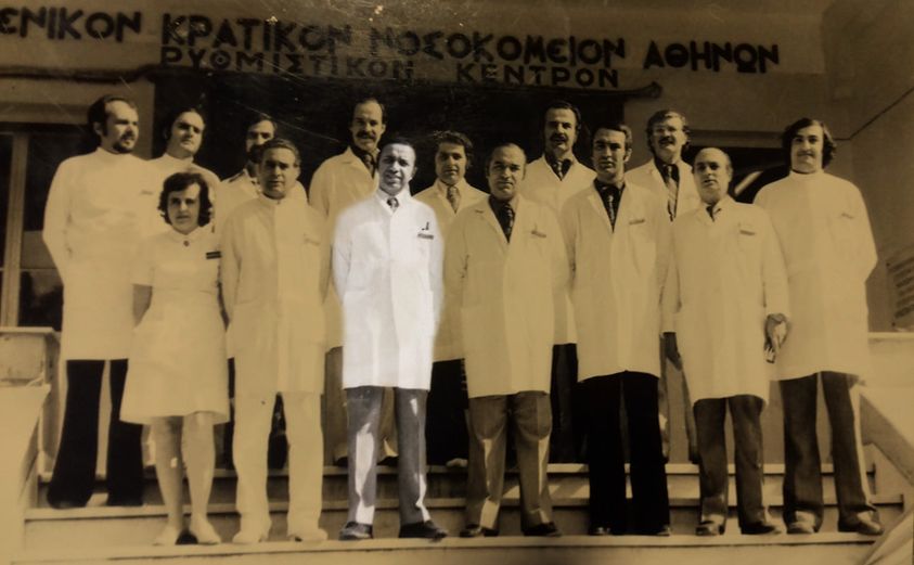 Καθε χρόνο στις 16 Νοέμβρη, καλό είναι να θυμόμαστε κάποιους ανθρώπους, όπως ο Κώστας Χαρώνης, ο γιατρός του Πολυτεχνείου, που έσωζε ζωές επί 36 σερί ώρες και με αυτοθυσία τίμησε το λειτούργημα του γιατρού σώζωντας εκατοντάδες φοιτητές από το στόμα του λύκου.⤵️