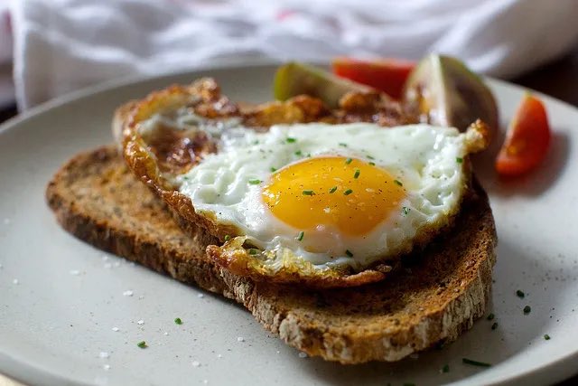 shuirokarasu's tweet image. @firebrided 

perhaps   the   single   greatest   sunny   side   up   egg   on   toast   he   has   ever   cooked.      there   were   four,     maybe   five   retakes ..      but   this   needed   to   be   right.      it   comes   with   a   note,   too!