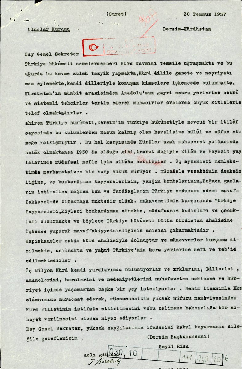 KurdsOnAlert5's tweet photo. Seyit Rıza’nın 1937 tarihli Milletler Cemiyeti mektubu ortaya çıktı:

"Türkiye hükümeti, Kürd halkına zulüm ve tehcir uyguluyor; köyler uçaklarla bombalanıyor, kadın ve çocuklar öldürülüyor. 3 milyon Kürd yalnızca kendi dillerini ve yurtlarını korumak istiyor."

#KurdsOnAlert https://t.co/RAzMP3VO5N