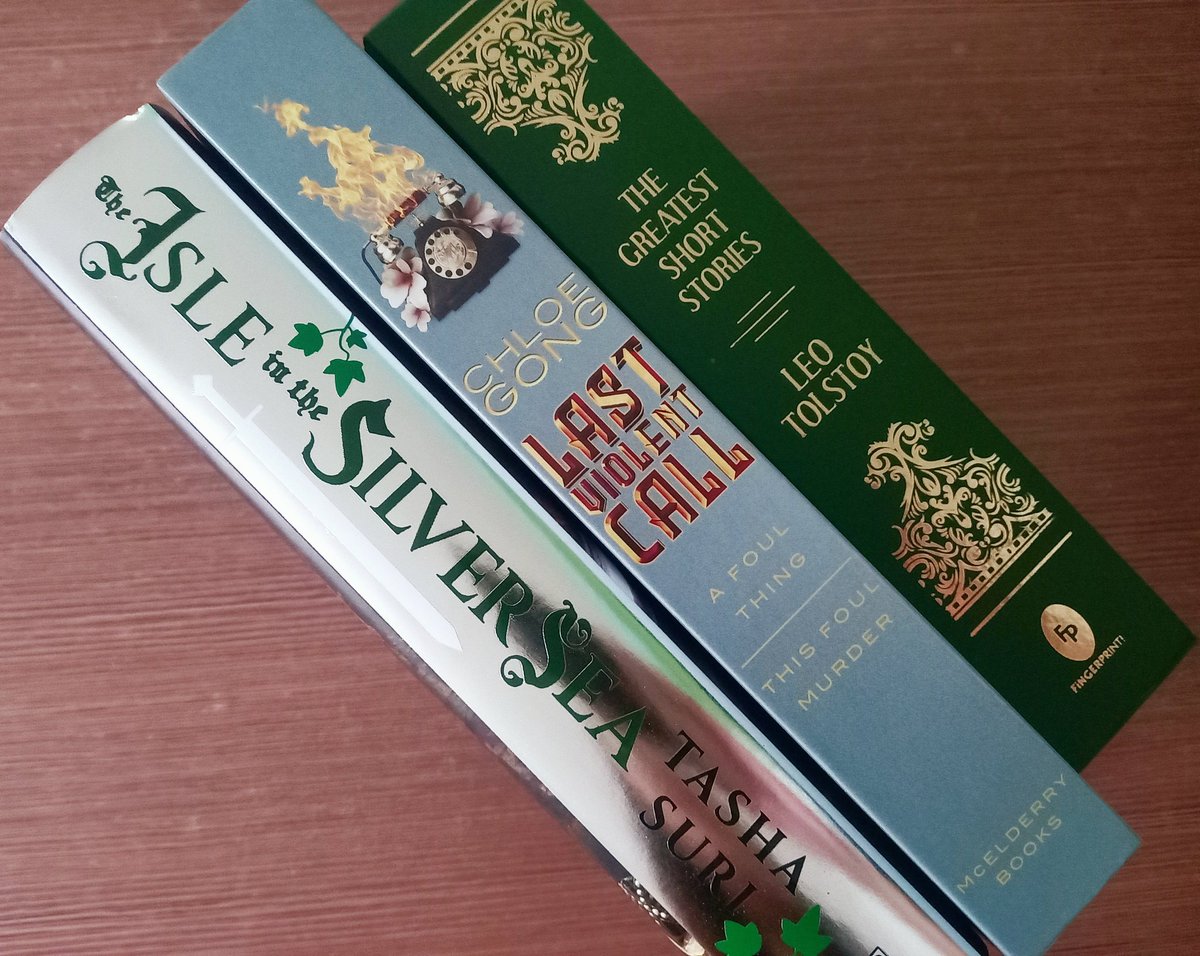 AfirePages's tweet image. obsessed with my recent bookhaul 😍