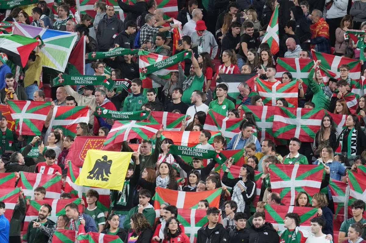 Batzuek gaizki pasako zuten hainbeste ikurriña artean...
Ez duzue lortu eta ez duzue lortuko!
Gora Euskal Herria askatuta! 
Gora Palestina askatuta!