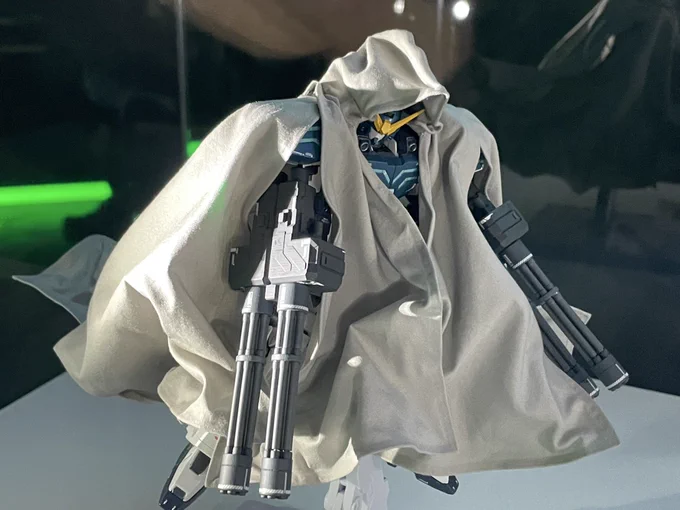 プレバンのMGに布被せてるだけでしょと思ったらフィギュアの材質で細かいデカール まさか 出すのか ? けど30年記念と違うし別々にする気なのでは