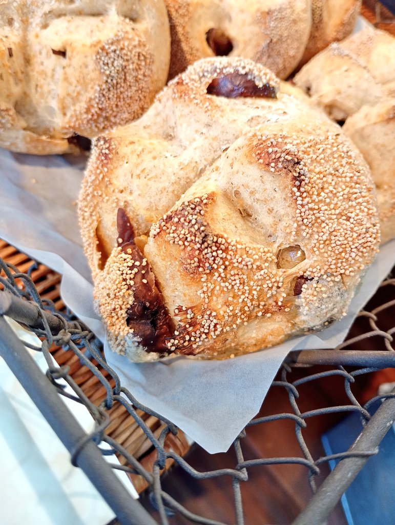 「天然酵母 くり」登場してます！
天然酵母の生地に栗の渋皮煮をごろごろっと入れてけしの実をつけて焼きあげました！
2006年のオープンの時から種継ぎしている天然酵母の生地は、香ばしくて少し酸味があり、噛むほどに味わい深い生地です♪
栗の渋皮煮ともとてもよく合います！
秋だけのパンをぜひ〜