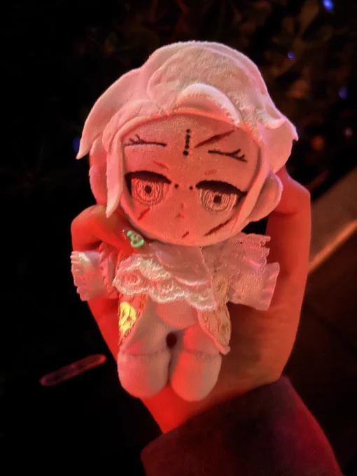 爪はセリアのネイルコーナーで買った蓄光パウダーで、ぬいのお洋服に使ってるのは布用の蓄光絵の具です。リンク貼っとく これでみんなのぬいもゴーストに取り憑かせましょう!