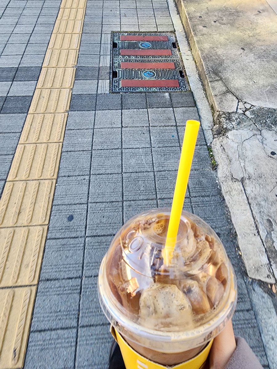 D_DC424's tweet photo. 친한 동생이 사줬어 맛있다.. https://t.co/G1ec3Bi5LZ