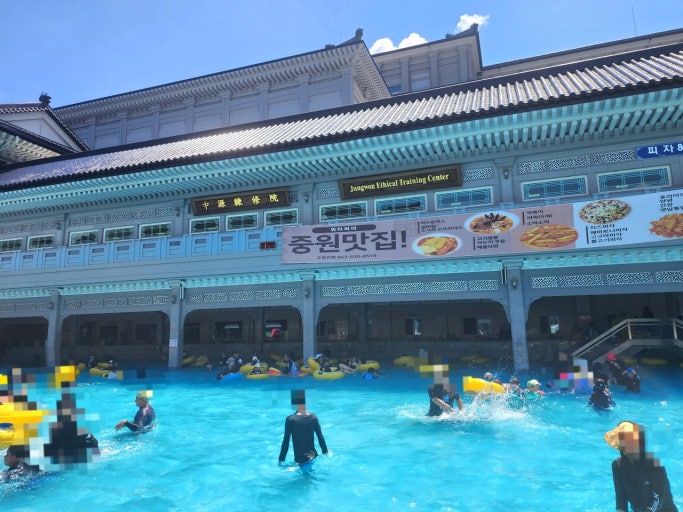 fakemommy's tweet photo. 대순진리회 계열입니다.
비슷한 계열 중원대는 캠퍼스 안에 물을 채워넣어 여름엔 워터피아도 운영 해요 https://t.co/21EQDblQwz