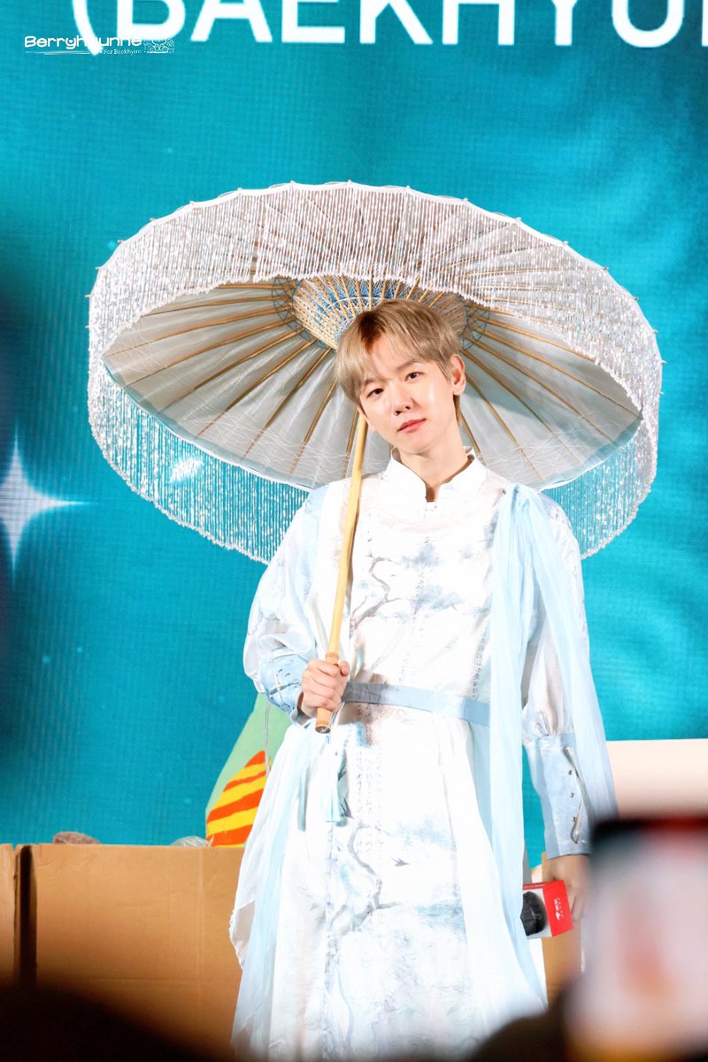 چتر افسانه‌ای چینی و هانفو
خیلی خیلی به بکهیون اومده
#BAEKHYUHN #백현 <a href="/B_hundred_Hyun/">Baekhyun_EXO</a>