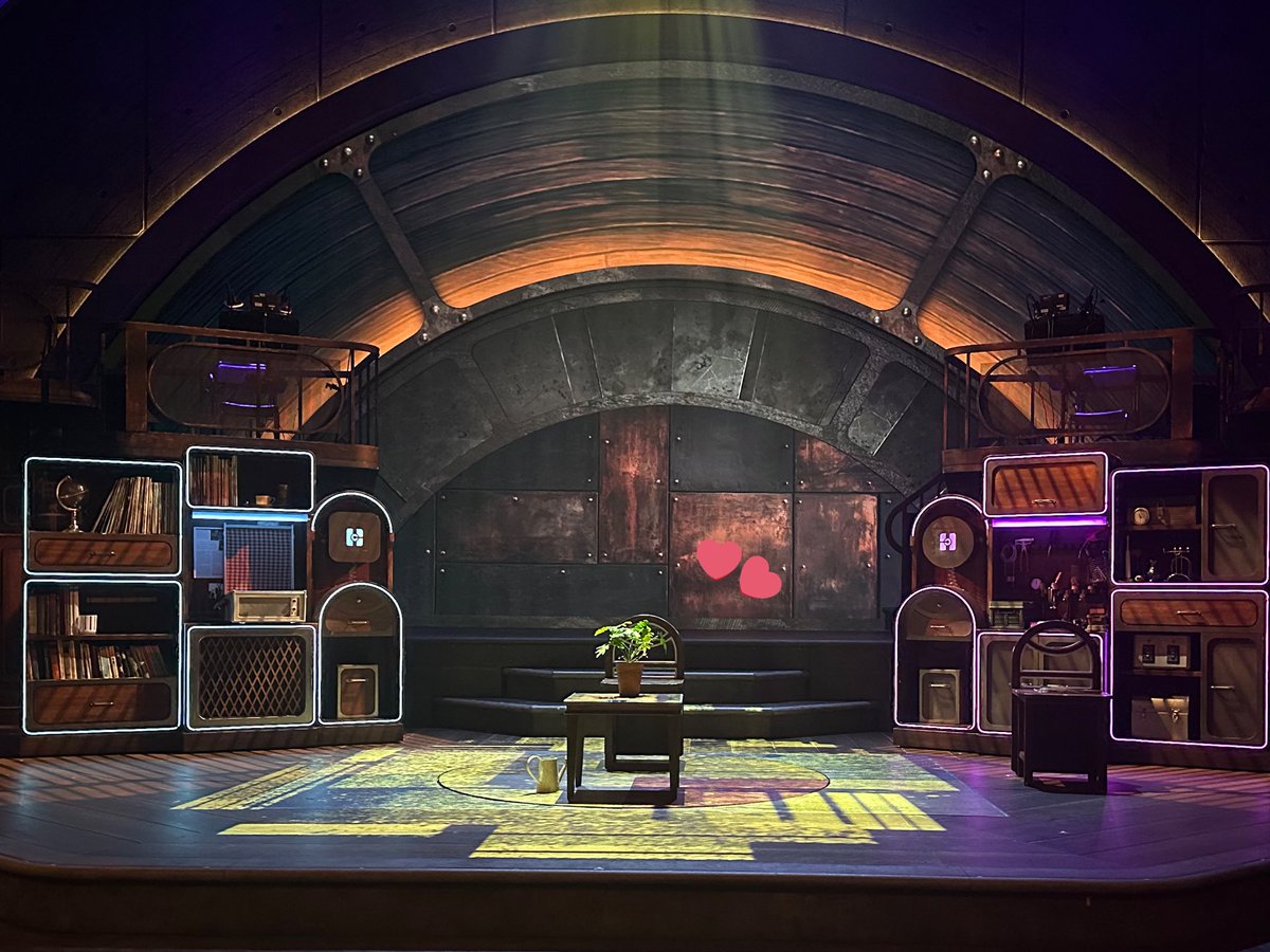 siwndbdj's tweet photo. @nhnlink_musical 갈수록 발전하는 무대세트를 보는것도 매력!
🤖
그래도 늘 언제나 처럼 아날로그적인 면모를
최대한 고심하신게 보여서 좋았다
조명은 살짝 어둡어서 아쉬운느낌ㅎㅎ😳
버킷에는 브로드웨이가서 어햎보기 생겼다✨
정말 봐도봐도 새롭고 좋은극.

#어쩌면해피엔딩 #내겐매일이근사해 @nhnlink_musical https://t.co/JDwlPg0U3o