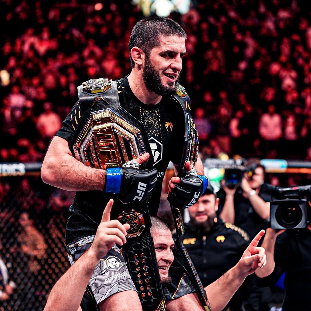 Dana White: ‘’Khabib yanıma geldi, ‘Kemeri onun beline ben takabilir miyim?’ dedi. Ben de ‘Evet’ dedim. Khabib’e, 20 yaşından beri dövüş işindeyim ve sürekli ‘Bu adam şampiyon olacak’, ‘Şunu yapacak’, ‘Bunu yapacak’ gibi sözler duyuyorum dedim. Herkes aynı şeyi söyler ama kimse