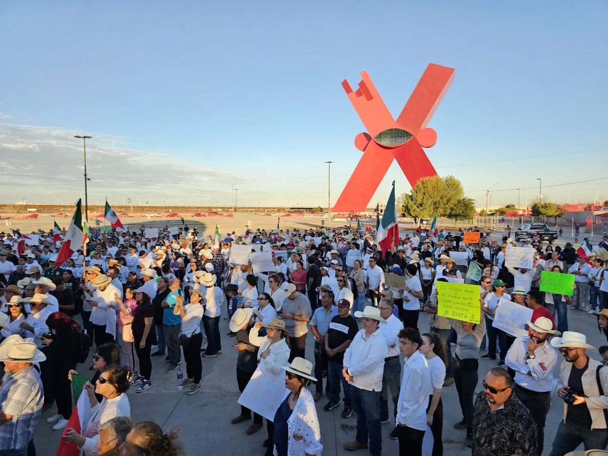 soyfemmes's tweet photo. Un grupo de alrededor 700 personas se reunieron en la Plaza de la Mexicanidad, en Cd. Juárez, para unirse a la #MarchaNacional impulsada por jóvenes que piden cambios en el rumbo del país. https://t.co/UEs1MAw6aY
