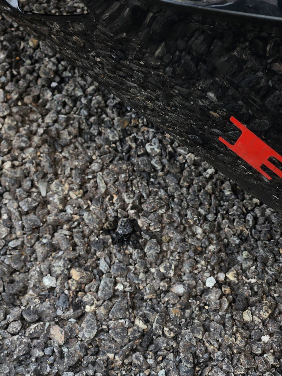 ちょびっと漏れてた🥹
余りにもエンジン周り汚れてて、わからないからたからパークリ買ってきて清掃して様子見かな🤔