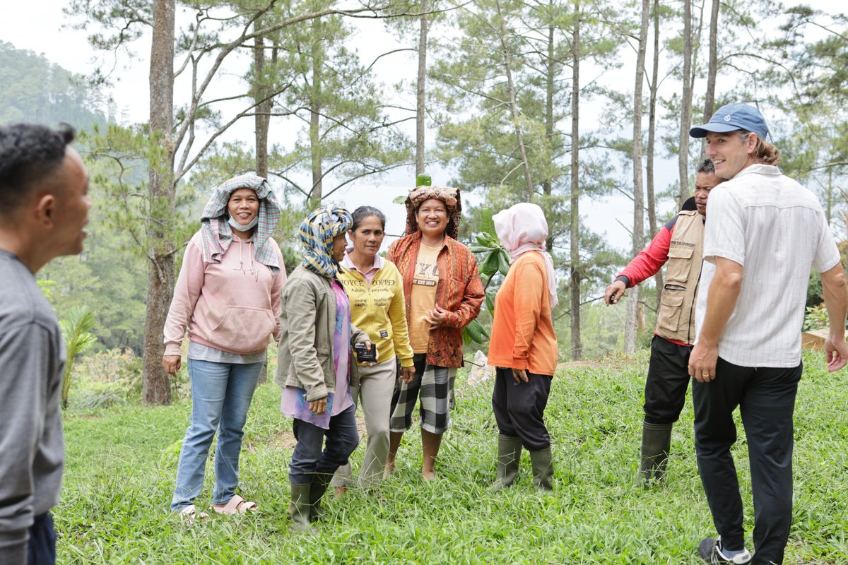 Arabica coffee is getting harder to grow and farmers often struggle to see any returns.

Seedlot connects you directly to the farmers and rewards their hard graft. 

This is the path to better coffee ☕